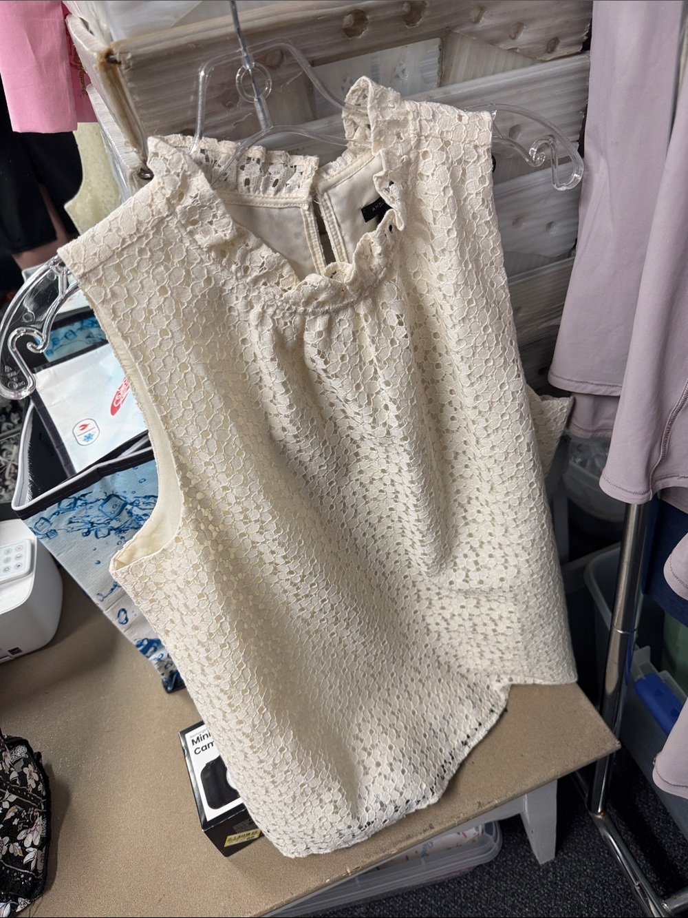 Ann Taylor lace tank M // 082714